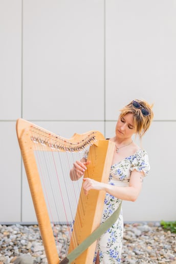 Gallery photo 1 of Elizabeth Owens – Modern Harpist