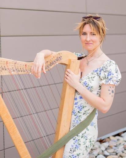 Gallery photo 3 of Elizabeth Owens – Modern Harpist
