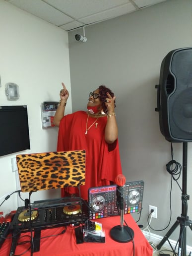 Gallery photo 1 of DJ ReRe the Dancer