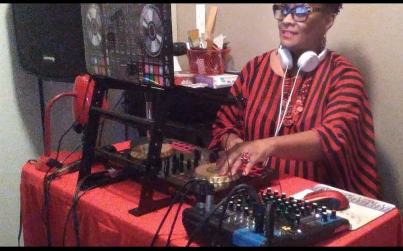 Gallery photo 2 of DJ ReRe the Dancer