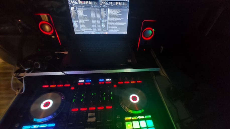 Gallery photo 3 of DJ Doxblox