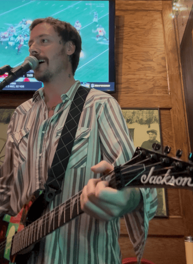 Gallery photo 4 of Naples Guitar Man