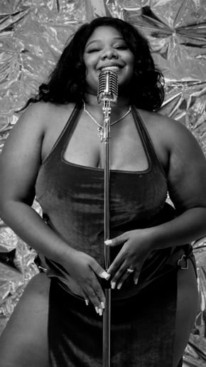 Gallery photo 7 of Nayeli