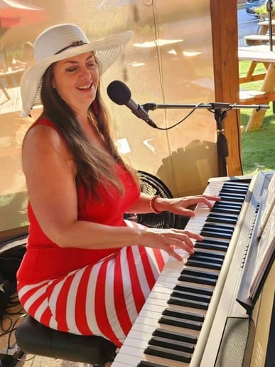 Gallery photo 1 of Nicole & The Dreamcatchers