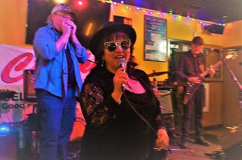 Gallery photo 6 of No Limits Band CR - Entertaining & FUN!