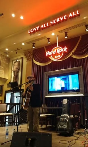 Gallery photo 3 of Oliver Dagum - Acoustic Performer
