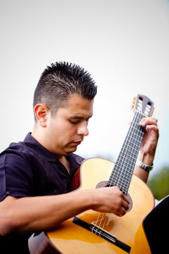 Gallery photo 2 of Omar Villanueva Guitarist