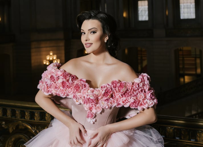 Gallery photo 1 of Opera Singer