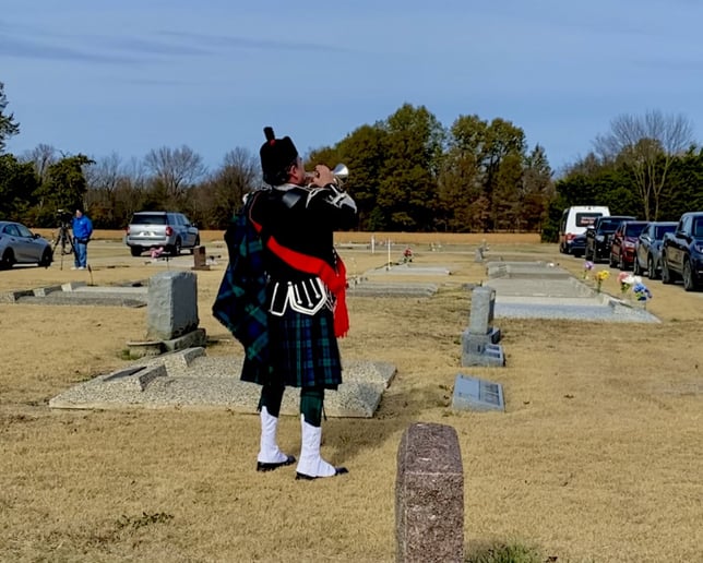 Gallery photo 12 of Ozark Bagpiper