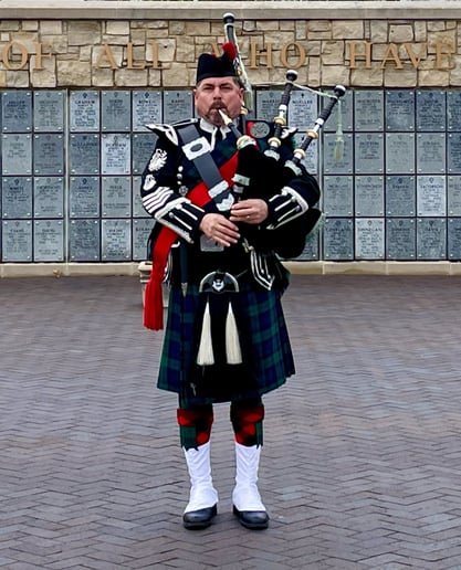 Gallery photo 16 of Ozark Bagpiper