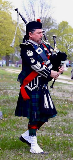 Gallery photo 17 of Ozark Bagpiper
