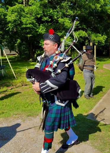 Gallery photo 19 of Ozark Bagpiper