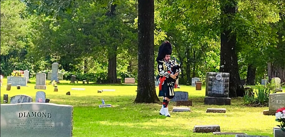 Gallery photo 56 of Ozark Bagpiper