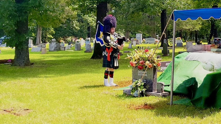 Gallery photo 57 of Ozark Bagpiper