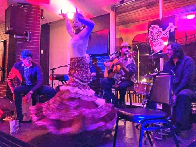 Gallery photo 2 of Paco Aguilera y su rumba gitana