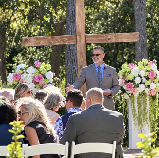 Gallery photo 3 of Pastor Martín Cisneros, Officiant