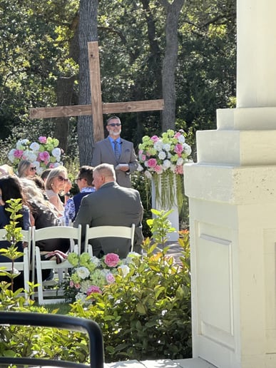 Gallery photo 4 of Pastor Martín Cisneros, Officiant