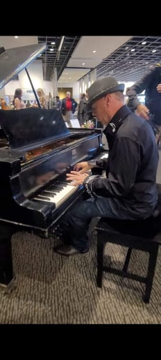 Gallery photo 3 of Paul Warthen Pianist