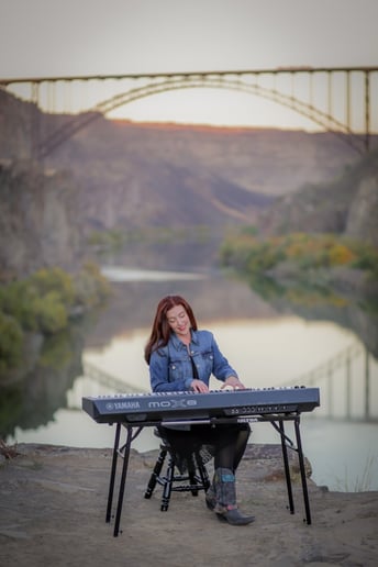 Gallery photo 2 of Performing Songwriter Heather Platts