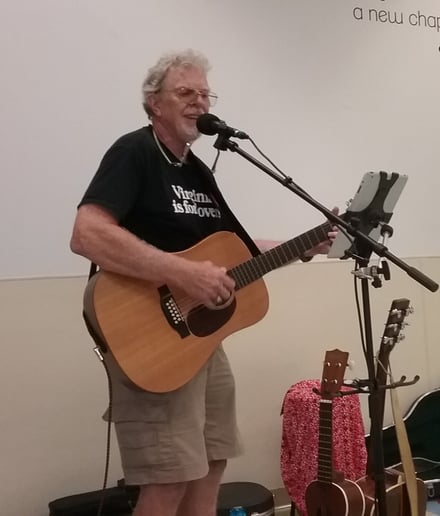 Gallery photo 6 of Pete the Folksinger