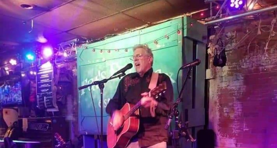 Gallery photo 8 of Pete the Folksinger