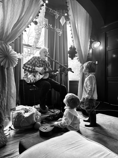 Gallery photo 2 of Pete the Folksinger