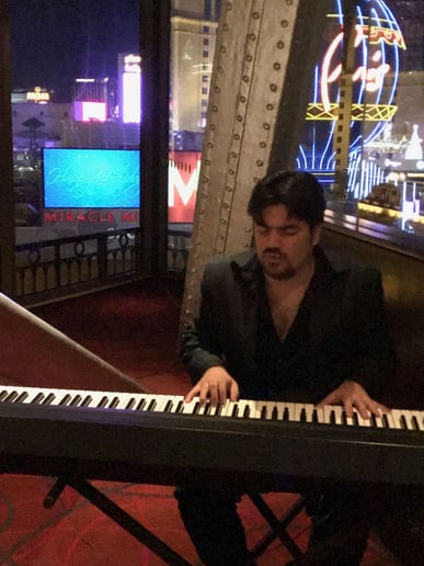 Gallery photo 2 of Peter LaCascia - Singing Pianist of 10,000 Songs!
