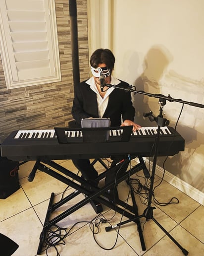 Gallery photo 7 of Peter LaCascia - Singing Pianist of 10,000 Songs!