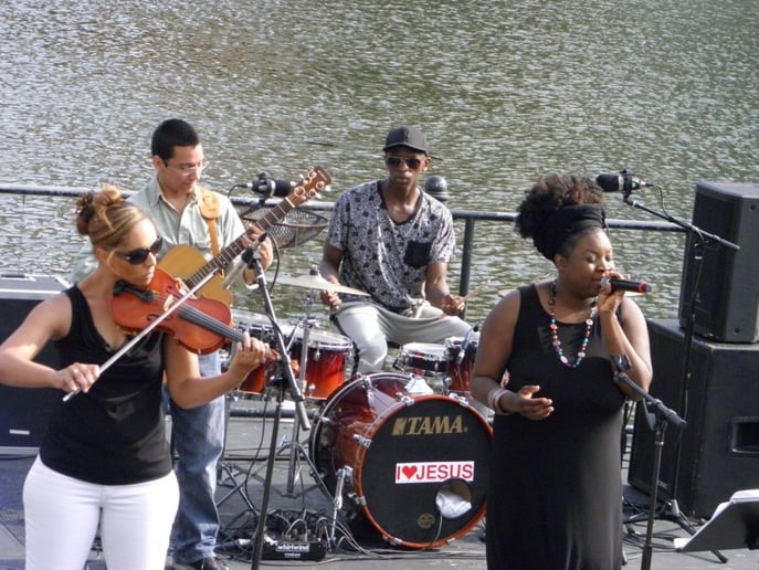 Gallery photo 3 of Phenomenal Jazz Vocalist