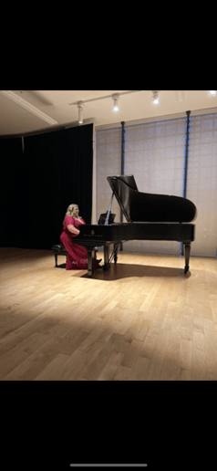Gallery photo 5 of Rebecca Willett, pianist