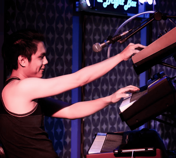 Gallery photo 4 of Pianist-Singer