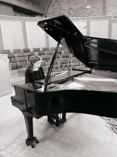 Gallery photo 1 of Maureen Bielinski, Pianist