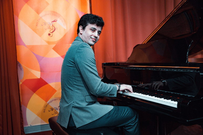 Gallery photo 2 of Pianist for Events