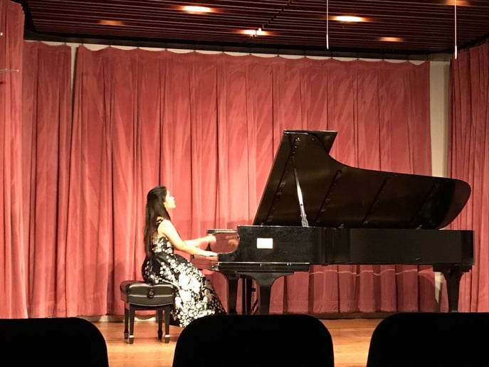 Gallery photo 1 of Pianist