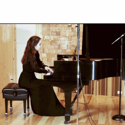 Gallery photo 2 of Pianist