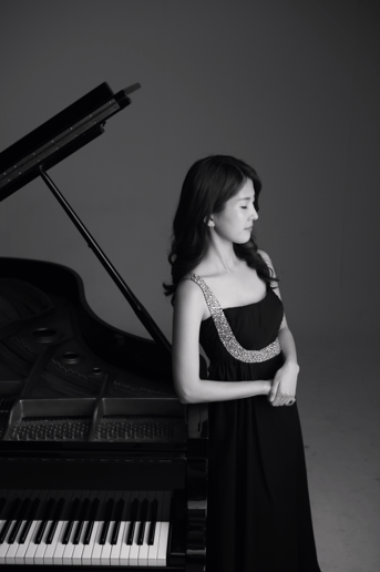 Gallery photo 3 of Mideum Chung - Pianist