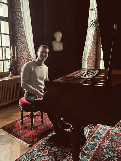 Gallery photo 2 of Piano by Richard
