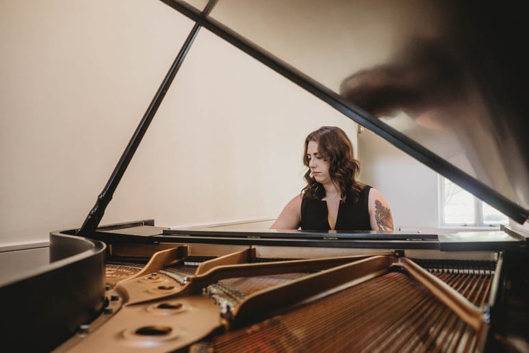 Gallery photo 3 of Kari Kaps - Pianist