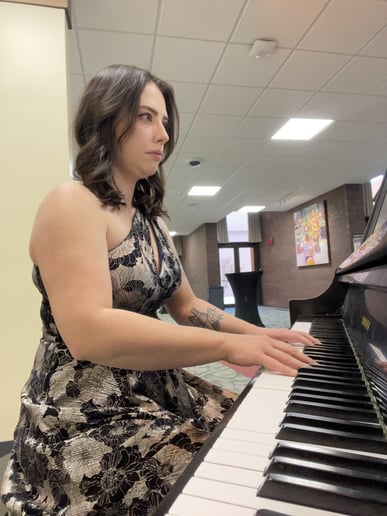 Gallery photo 4 of Kari Kaps - Pianist