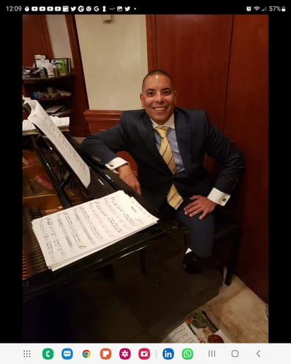 Gallery photo 3 of Piano Man Dan