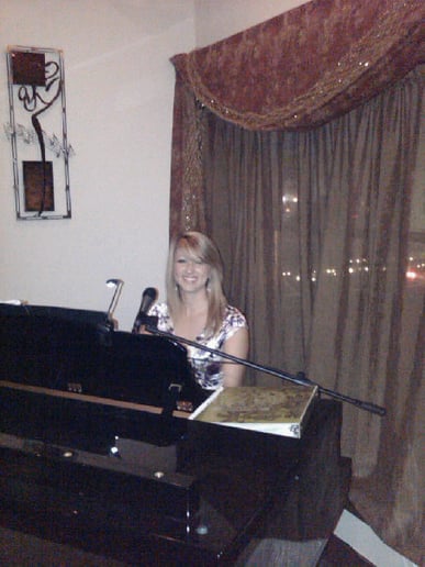 Gallery photo 4 of Piano Mandy