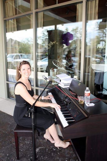 Gallery photo 2 of Piano Mandy