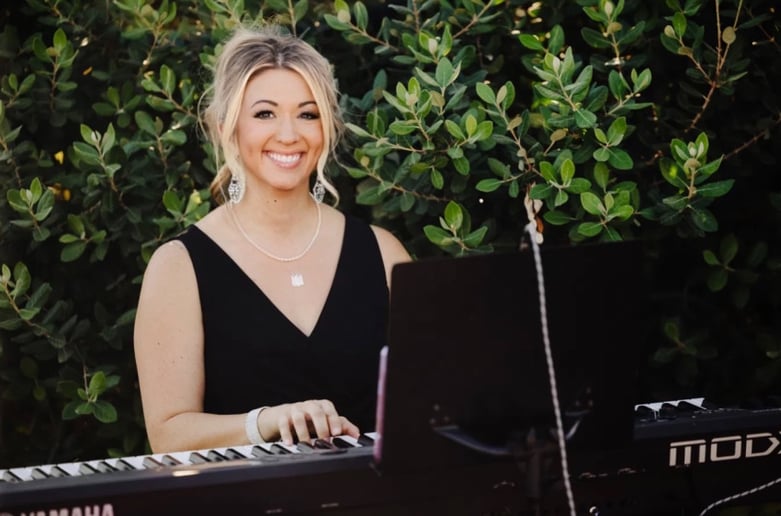 Gallery photo 4 of Piano Mandy