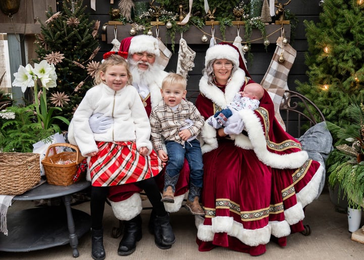 Gallery photo 1 of PlMrandMrsclaus