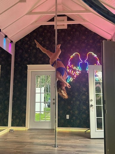Gallery photo 3 of Acrobatic Burlesque