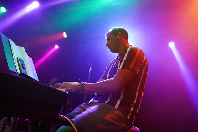 Gallery photo 3 of Pop/Jazz/R&B Pianist - Mario Sulaksana