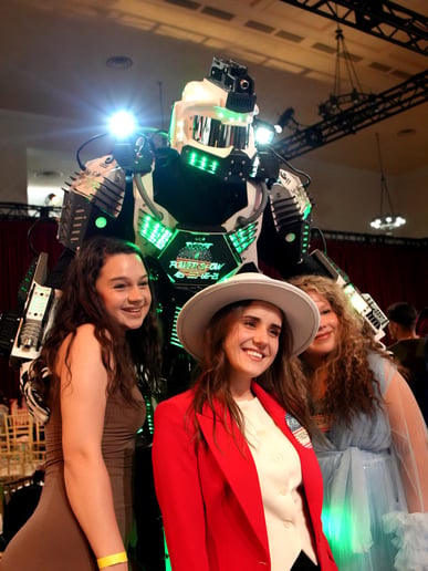 Gallery photo 1 of Top Robot on Stilts 