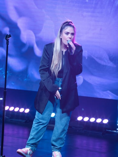 Gallery photo 1 of Praise and Worship Singer