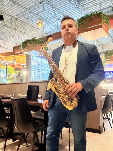Gallery photo 38 of Professional Saxophonist
