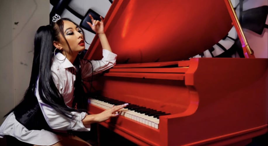 Gallery photo 5 of Professional Singer & Dancer